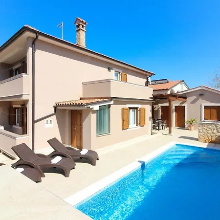 Beautiful Magnifica With Private Pool In Póla