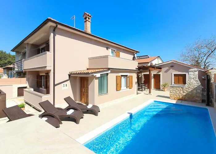 Beautiful Magnifica With Private Pool In Póla