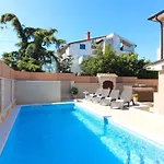 Beautiful Magnifica With Private Pool In * Пула