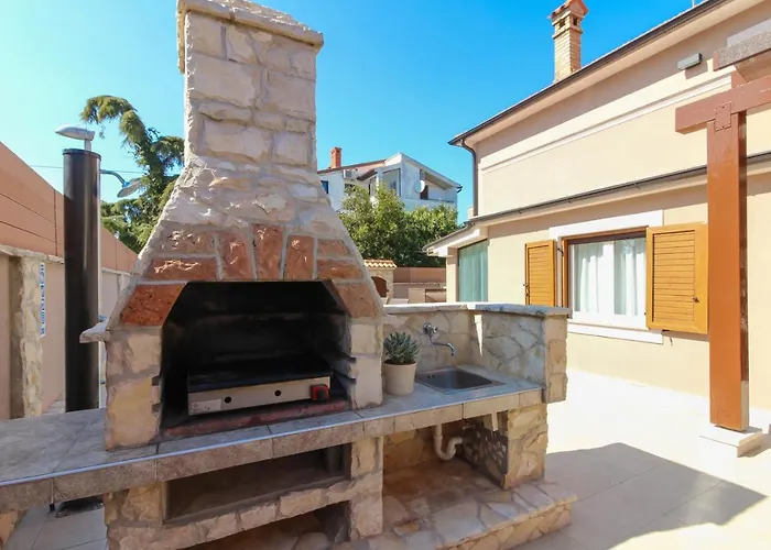 Вілла Beautiful Magnifica With Private Pool In Пула